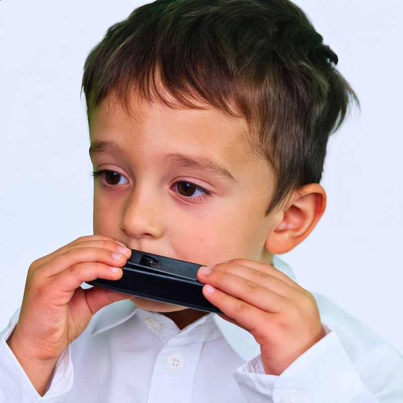 Little Johnny plays the Harpo harmonica designed in the Usa